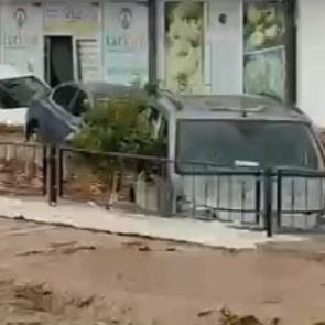 Mersin'de sel! Ara&ccedil;lar sulara kapıldı, cadde ve sokaklar g&ouml;le d&ouml;nd&uuml;!