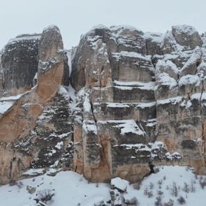 Milyonlarca yıllık vadi beyaz &ouml;rt&uuml;yle kaplandı