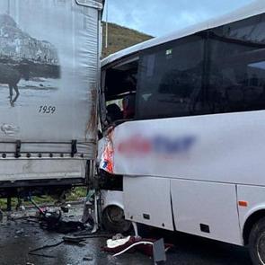 Pendik'te tur midib&uuml;s&uuml; TIR'a &ccedil;arptı: 13 yaralı!