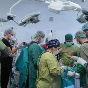 Sağlık Bilimleri &Uuml;niversitesi iş birliğiyle Aksaray&rsquo;da laparoskopik kanser cerrahisi!