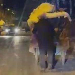 Diyarbakır'da polis, seyyar satıcıya omuz oldu! Y&uuml;rek ısıtan anlar kamerada