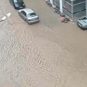 Sağanak yağış sonrası sokaklar g&ouml;le d&ouml;nd&uuml;, evleri su bastı! Bir&ccedil;ok ilden sel manzarası!