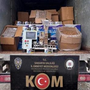 Sakarya'da 670 kilo ka&ccedil;ak t&uuml;t&uuml;n ile 483 bin makaron ele ge&ccedil;irildi