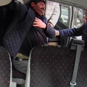 Sakarya'da dolmuş şof&ouml;r&uuml; kalp hastası yolcuyu hastaneye yetiştirdi