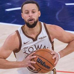 Stephen Curry, NBA'de en fazla sayı atan ilk 20'de!