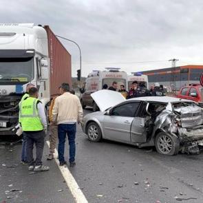 TIR, kırmızı ışıkta bekleyen otomobile &ccedil;arptı; 3 yaralı