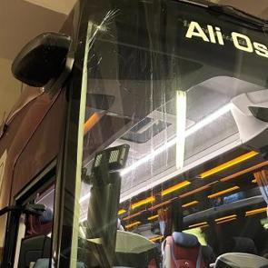 Trabzonspor'un otob&uuml;s&uuml;ne ma&ccedil; &ouml;ncesi taşlı saldırı! 