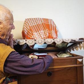 Adana'da gizli b&ouml;lmedeki 1 kilo altın buhar oldu! 88 yaşındaki adam polise koştu