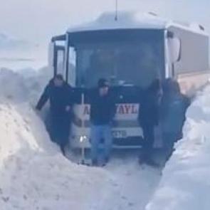 Yolcu midib&uuml;s&uuml; kara saplandı, mahsur kalanları muhtar kurtardı