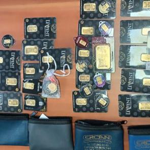 Yolda bulduğu &ccedil;antanın i&ccedil;inden 237 gram altın &ccedil;ıktı, sahibine teslim etti