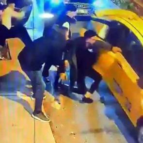 Avcılar'da takside beş kişi kavgası: Şof&ouml;r&uuml; darp edip aracını par&ccedil;aladı