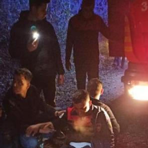 Dereye u&ccedil;an operat&ouml;r&uuml; kurtaran 4 itfaiye personeli, oksijen zehirlenmesi yaşadı