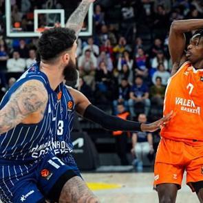 Anadolu Efes İspanyolları 107 sayıyla yıktı