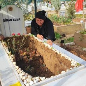 Adana'da oğlunun mezarının halini g&ouml;ren anne kahroldu