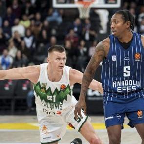 Anadolu Efes evinde 10 sayıyla kazandı