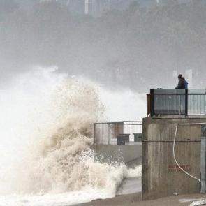 Antalya'da define avcıları dev dalgaların d&ouml;vd&uuml;ğ&uuml; sahilde mesai yaptı