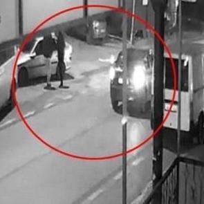 Ara&ccedil;larına binerken kurşun yağmuruna tutuldular: Saldırı anı kamerada