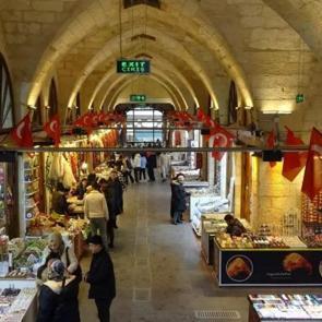 Asrın felaketinde hasar g&ouml;rm&uuml;şt&uuml;! Zincirli Bedesten yeniden cıvıl cıvıl  