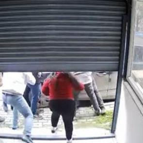 Avcılar'da iş yerinde taciz iddiası! Esnaf darbetti