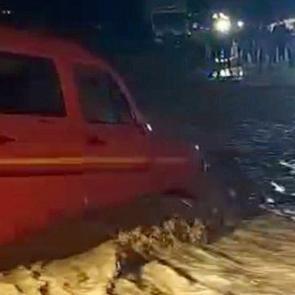 Aydın'da taşan &ccedil;ayda mahsur kalan minib&uuml;steki aile kurtarıldı