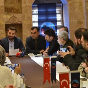 Bahisten 3 ay ceza alan teknik direkt&ouml;rle 'yola devam' kararı aldılar