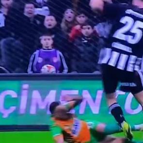 Beşiktaş-Alanyaspor ma&ccedil;ına damga vuran pozisyon! Penaltı verilmedi