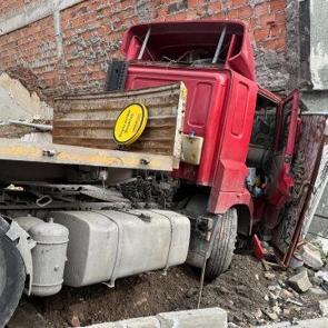 Beşiktaş'ta faciaya ramak kala: TIR binaya &ccedil;arptı!