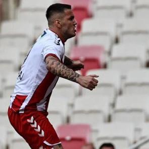 Bir imza her şeyi değiştirdi! 1. Lig'in en değerli futbolcusu oldu