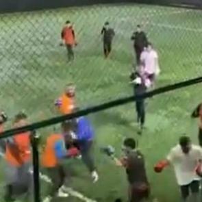 Bursa&rsquo;da boks&ouml;rler halı sahada hem antrenman yaptı hem de top oynadı