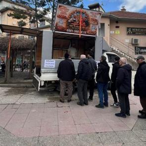 Bursa'da kadının lokma dağıtma sebebi duyanları tebess&uuml;m ettirdi