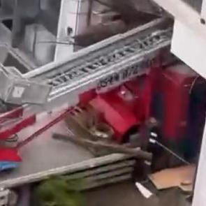 B&uuml;y&uuml;k&ccedil;ekmece'de feci vin&ccedil; kazası: Binaya girdi!