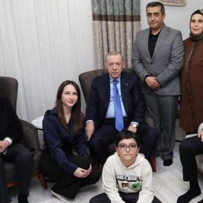 Cumhurbaşkanı Erdoğan'dan depremzede aileye ziyaret