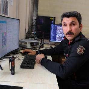 Depremde g&ouml;rev yerini bırakmayan itfaiyeci, binden fazla cana dokundu