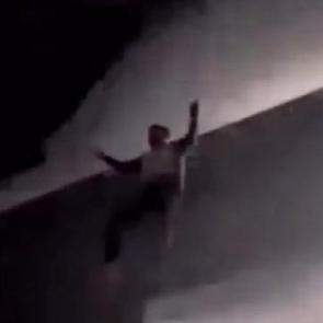 D&uuml;nyaca &uuml;nl&uuml; şarkıcı sahne şovunda &ouml;l&uuml;mle burun buruna geldi..