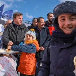 Erzincan'da ilgin&ccedil; d&ouml;ner! Valiler 3200 metrede ikram ettiler