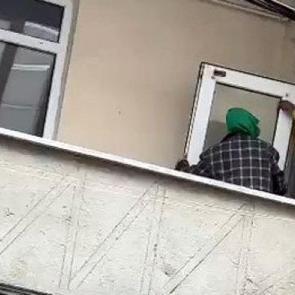 Esenyurt'ta binaya giren 2 kişi kapı ve pencereleri &ccedil;aldı