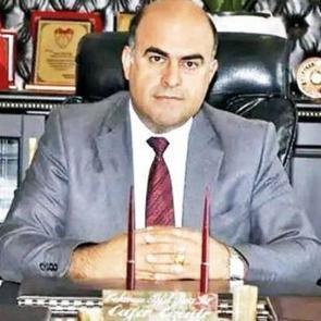 Eski belediye başkanını oğlu baltayla &ouml;ld&uuml;rd&uuml;