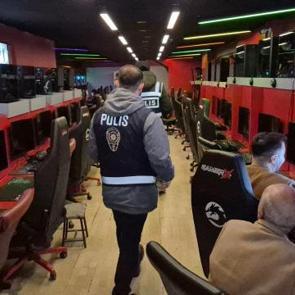 Polise yakalanan &ouml;ğrenciler panik oldu! Eskişehir'de internet kafelere denetim