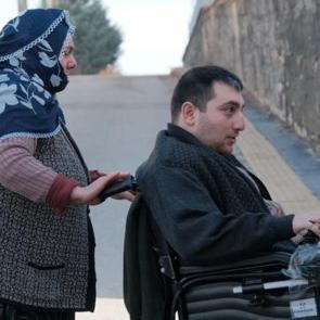 Fedakar anne hayatını adadığı engelli oğlunun eli ayağı oluyor