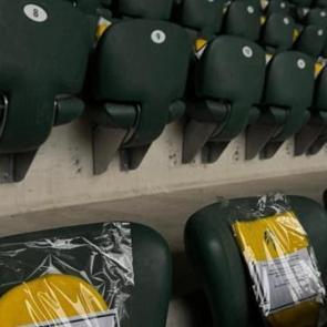 Fenerbah&ccedil;e y&ouml;netiminden taraftarlarına s&uuml;rpriz hediye! Koltuklara bırakıldı