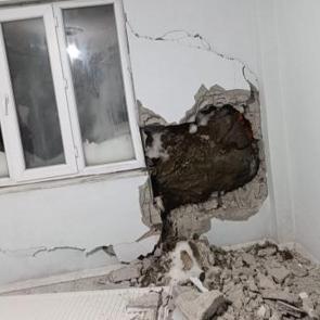 Hakkari'de y&uuml;rekler ağza geldi: Dağdan kopan kaya par&ccedil;ası evin duvarını deldi