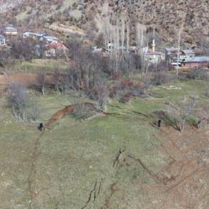 Heyelan sonrası k&ouml;y halkı tedirgin: Tahliye g&uuml;ndemde!