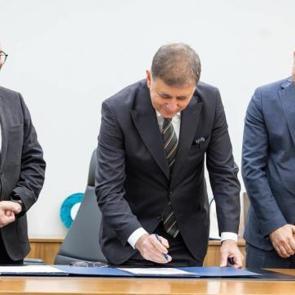 Hizmet binası olmayan belediye harekete ge&ccedil;ti: Cemil Tugay'dan 6 yıl sonra 'tarihi imza'