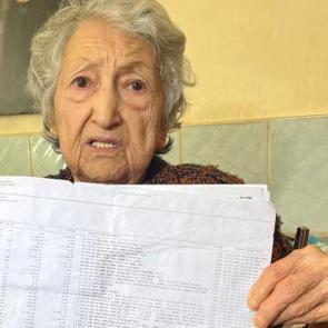 İzmir&rsquo;de kan donduran olay: Torunu yaşlı kadını darp edip evini elinden aldı