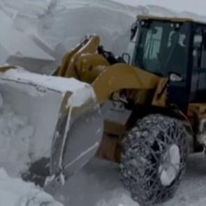 Kar kalınlığı 5 metreyi buldu! Vatandaşlar zor anlar yaşıyor