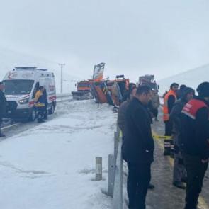 Kar k&uuml;reme aracı devrildi: 2 &ouml;l&uuml;!