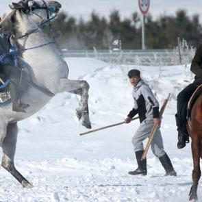 Kars&rsquo;ta karla b&uuml;t&uuml;nleşen ata sporu: Cirit