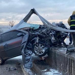 Kocaeli'de korkun&ccedil; kaza! 25 metre bariyerleri koparan ara&ccedil; asılı kaldı