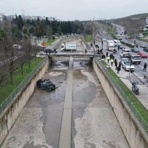 K&uuml;&ccedil;&uuml;k&ccedil;ekmece'de bir ara&ccedil; dereye u&ccedil;tu!