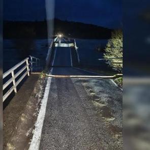 Kuvvetli yağış nedeniyle k&ouml;pr&uuml; &ccedil;&ouml;kt&uuml;